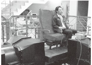 図１　振動台上の新幹線座席に座る被験者の様子