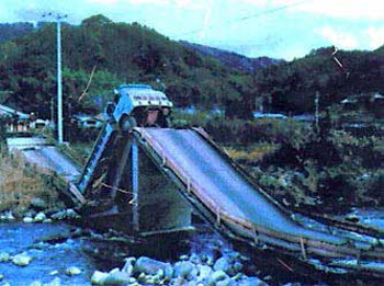 図2　落橋したPC道路橋の例（英国 1985年)