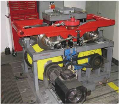 図3　プラハ工科大学の操舵台車回転試験装置2)
