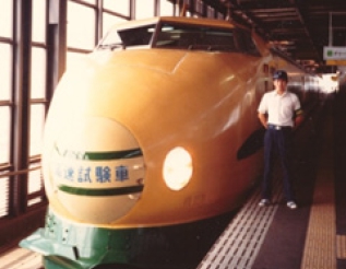 写真1　東北新幹線240km/h 長期耐久試験中の筆者（1984 年）