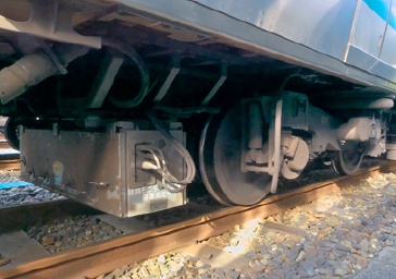 写真2　京浜東北線の営業車で試験運用中の軌道検測装置（台車横の箱）